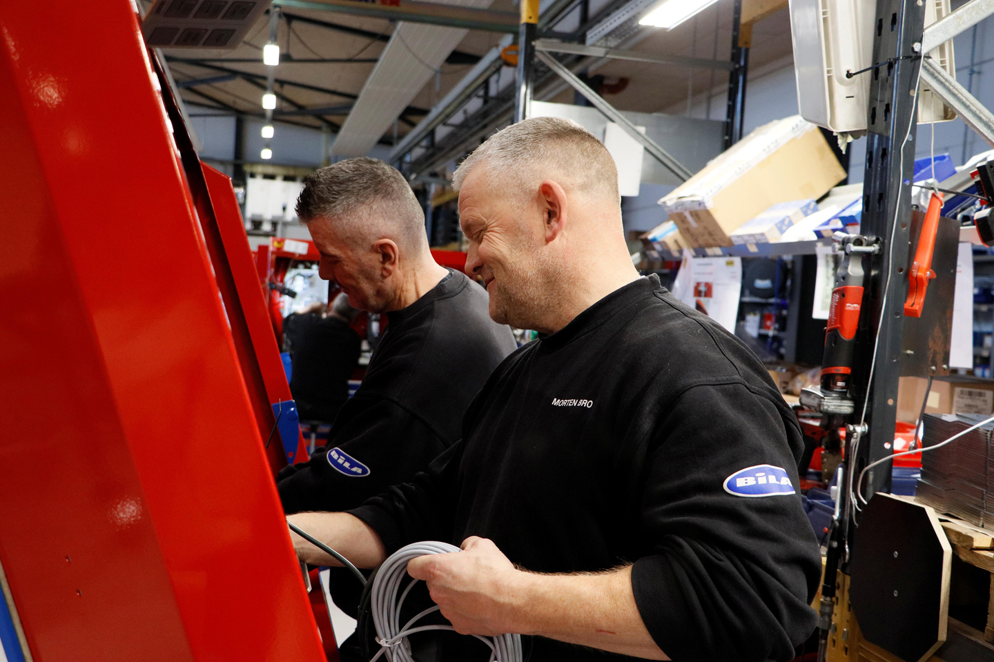 Mand står i et værksted ved en Palomat